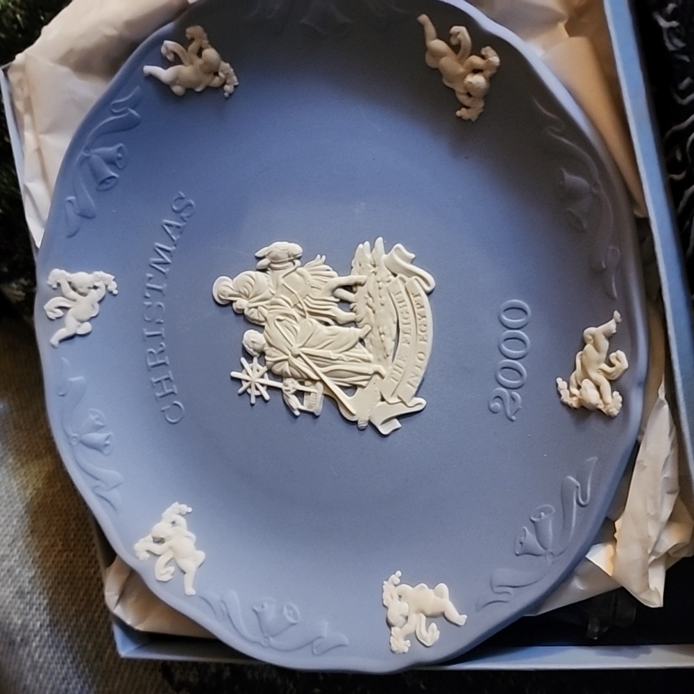 Wedgewood 2000 collectors plate raised angels mary joseph and baby donkey detail